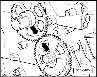 Einbaulage des Kurbelwellenzahnrades einstellen Markierung am Kurbelwellenzahnrad gegenüber der Markierung am Ausgleichswellenzahnrad stellen -Pfeile-. 2.