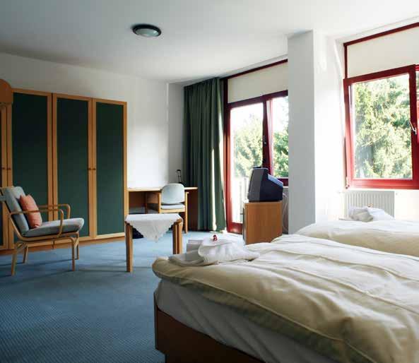 Die gemütlich eingerichteten Zimmer mit ihren großen Fensterflächen lassen den Blick Ihrer Gäste über die wunderschöne Landschaft des Siebengebirges schweifen.
