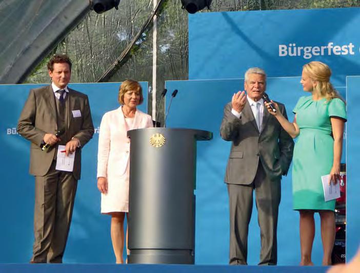 Und auch Berlins Regierender Bürgermeister Klaus Wowereit ist da, der in der Rede des Bundespräsidenten wegen des Berliner Flughafen-Fiaskos nicht ungeschoren davonkommt.