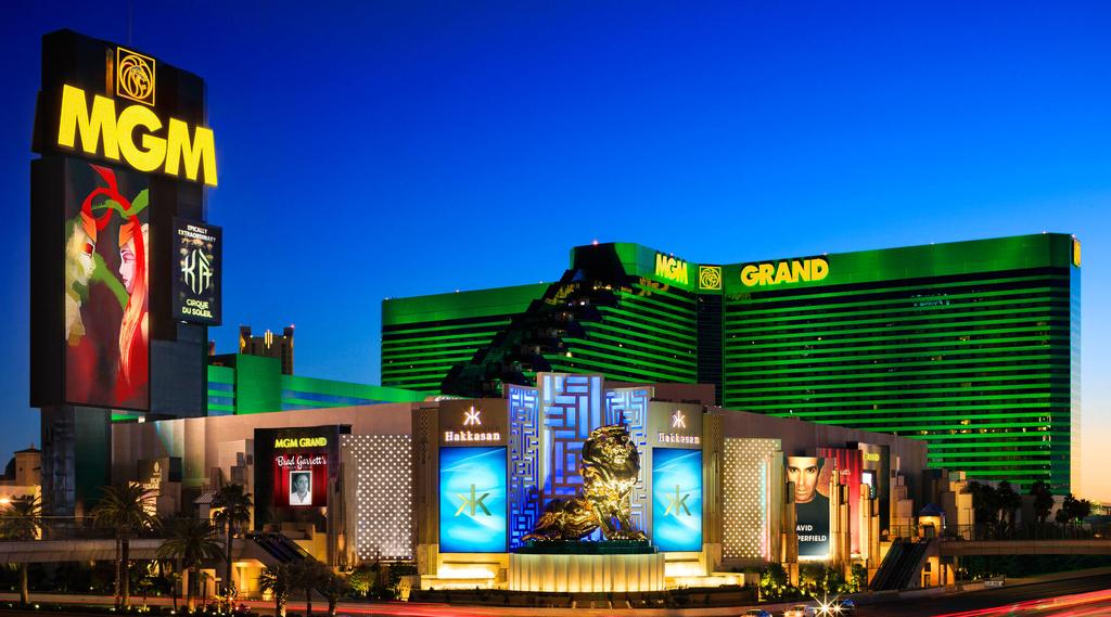 -- MGM Grand: Dieses Mega-Resort mit seinen preisgekrönten Restaurants, dem 15793 qm großen Glücksspielbereich, den fünf Außenpools mit einem sanft fließenden Fluss, privaten Umkleidekabinen,