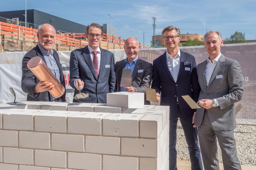 Im Foto von links nach rechts: Architekt Stefan Willwersch, Oberbürgermeister Wolfgang Lützner, Harald Supper, Technischer Direktionsleiter