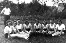 100 JAHRE 100 Jahre TuS Blau-Weiß Laubuseschbach Das vorige Bild zeigt die damalige Mannschaft.
