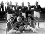 100 Jahre TuS Blau-Weiß Laubuseschbach 100 JAHRE 1951 Am 20. Mai wurde dem Verein eine neue, zeitgemäße Satzung gegeben. Die Fußballer spielten weiterhin in einer Mannschaft mit Blessenbach.