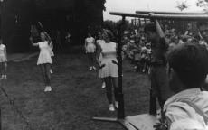 genutzt werden konnte. Die Damenriege führte eine Keulengymnastik vor. 1954 Herbert Jung übernahm die Aufgaben des Turnwartes.