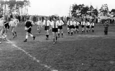 100 JAHRE 100 Jahre TuS Blau-Weiß Laubuseschbach 1964 1966 Durch die Rückkehr guter Spieler belegte die Mannschaft vordere Plätze. Karl Kissel ( Jahnjes Karl ) betreute die Fußballer.