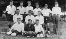 100 Jahre TuS Blau-Weiß Laubuseschbach 100 JAHRE 1931 fand auf dem neuen Sportplatz ein Spiel der beiden einheimischen Mannschaften statt, das vom Sportverein mit 4:2 Toren gegen den Turnverein