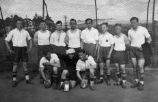 100 Jahre TuS Blau-Weiß Laubuseschbach 100 JAHRE 1940 fand auf dem Sportplatz noch einmal ein Spiel einer einheimischen Mannschaft gegen eine Soldatenmannschaft aus Pommern statt, die vorübergehend