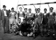 1939 Das Bild zeigt unsere Mannschaft in einem Spiel gegen Tringenstein an Pfingsten.