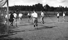 Vorne: Herbert Jung, Ernst Jung*, Otto Kissel. Die mit * gekennzeichneten Spieler fielen im 2. Weltkrieg und hinterließen große Lücken im Verein.
