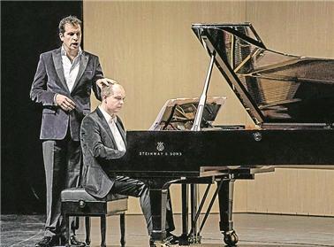 konnten. Das Konzert wurde begleitet vom Pianisten Christian Koch. Der in der Fachwelt bekannte Kritiker Jürgen Kesting führte feinfühlig und informativ durch das Programm.