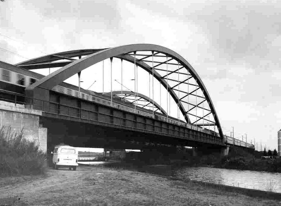 Stahl-Stabbogenbrücke - Seitenansicht Foto: DB-VersA, München EBR Mittellandkanal b.