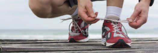 34 Schwerpunkt-Thema: Mein Weg zum Sport Das Schwierigste: Laufschuhe anziehen und die Haustür hinter sich zumachen Über einen langen Weg zum Sport Zorneding, 21 Uhr.