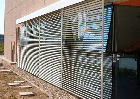Fassaden-Außenjalousien werden direkt an die Gebäudefassade montiert und können mit C-förmigen Lamellen in der Breite 65 mm und 80 mm oder mit Z-förmigen Lamellen in