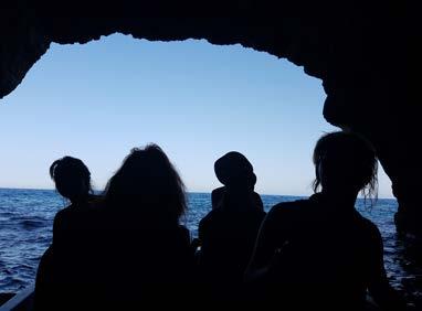 Eine Bootsfahrt durch die Höhlen am Strand entlang hat allen am besten gefallen, und auch der Karaoke-Abend war ein Riesenspaß für jeden.