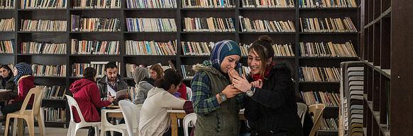 Bücherei, College in Kobani/ Syrien Stefan Mako Trotz zahlreicher Friedensverhandlungen konnte bis jetzt keine gemeinsame Lösung zur Beendigung des Krieges gefunden werden.