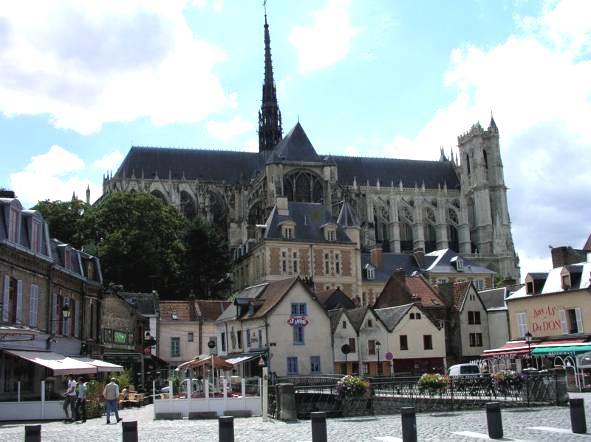 Neben der bedeutenden Kathedrale Notre Dame weist Amiens aber noch viel ältere Besonderheiten auf.