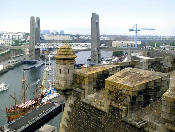 Noch heute ist Brest, auch Cité du Ponant genannt, Stützpunkt der französischen Atlantikflotte und ein wichtiger Handelshafen.
