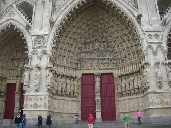 Kathedrale Notre Dame in Amiens Gegen 14:00 Uhr ging es weiter nach Rouen, wo wir nach Beziehen des Hotels uns gegen 17:00 Uhr zu einem Rundgang durch Stadt aufmachten.