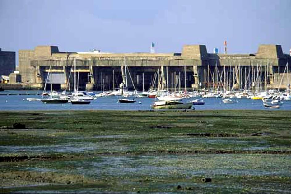 Segelhafen vor den ehemaligen U-Bootbunkern in Lorient Samstag, 16.