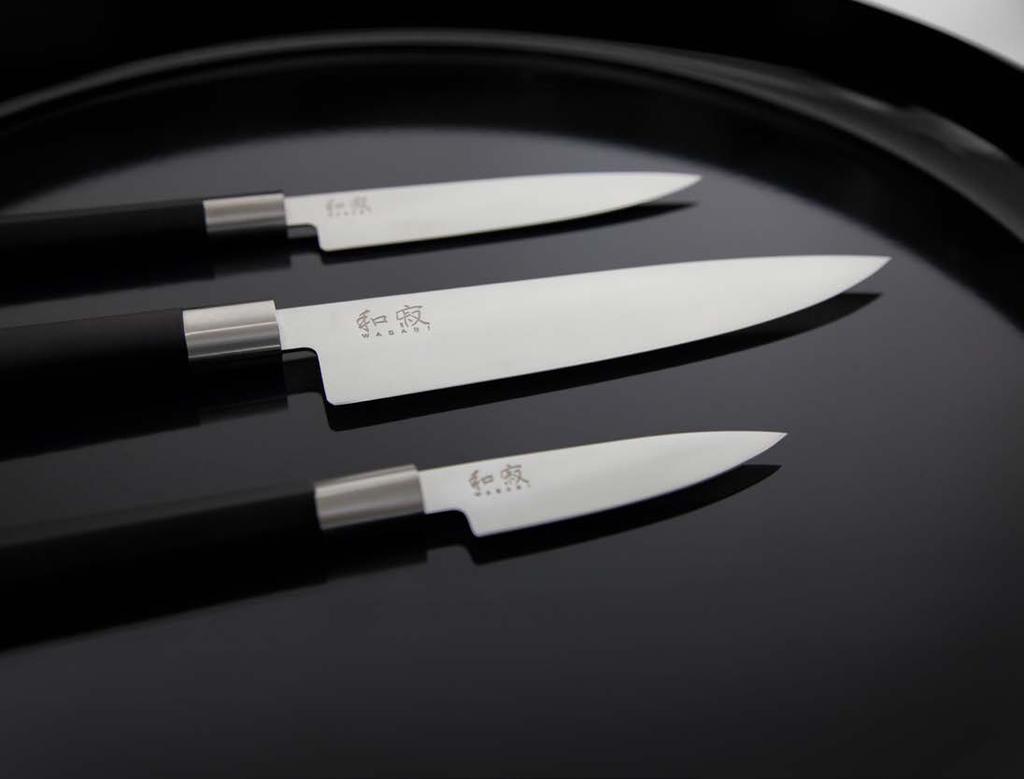 Die in Japan hergestellten Messer, mit einer rostfreien Edelstahlklinge und einem Härtegrad von 58±1 HRC, geben jeder Küche ein unverwechselbares, fernöstliches Flair.