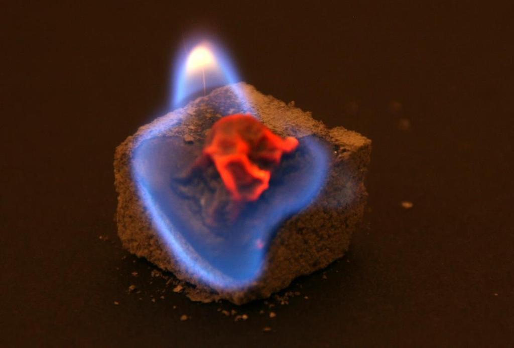 LernJob BNT, Klasse 5/6 Stoffe können brennen Ein Zuckerwürfel kann brennen. Aber nur mit einem Trick.