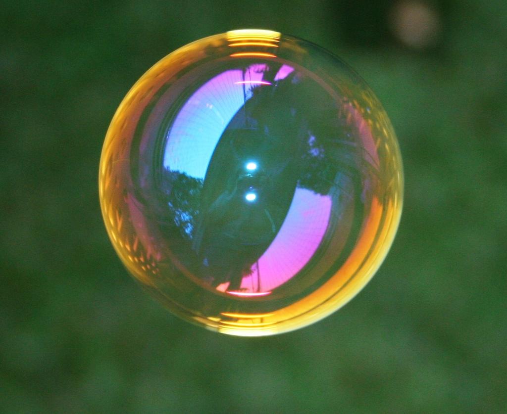 Worüber reden Physiker? Worüber reden Physiker: Wirkung Gesetz der Form von Seifenblasen: Freie Seifenblasen sind kugelförmig.