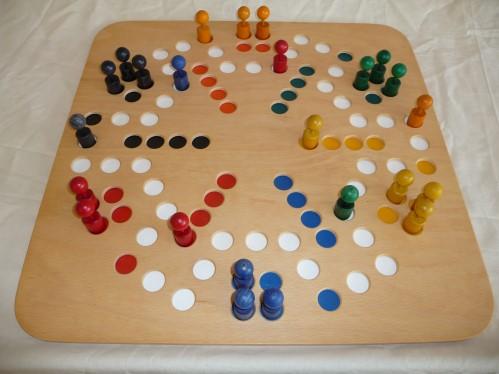 SEITE 6 SEITE 7 Spiel: Schach Spiel: Mühle Ein individuelles und dekoratives Schachspiel mit Tonfiguren in Antik-Optik