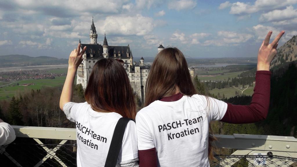 Studieren in der bayerischen Landeshauptstadt Kroatische PASCH Schüler vor der LMU Die traditionsreiche