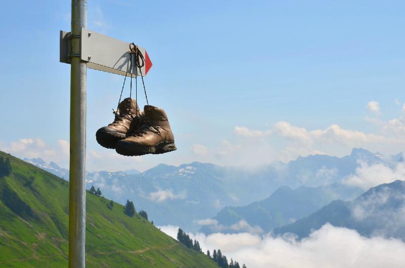 Himmlische Pfade Sakrallandschaft Innerschweiz Ob in Einzeletappen oder als Mehrtageswanderung, das Wegstreckennetz "Himmlische Pfade" bietet eine reiche Auswahl von einfachen Wegen bis zu