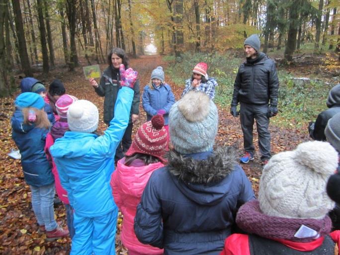 Unter dem Aspekt Lernen an einem außerschulischen Ort nahm Frau Werner, Försterin und zugleich Waldpädagogin, den heimischen Wald gemeinsam mit den Kindern genauer unter die Lupe.