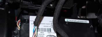 CAN Anschluss und Blinkeransteuerung herstellen Grauen Stecker mit dunkelblauer Lasche auf der Rückseite des Bodycomputers entfernen. Einsatz aus Stecker ausziehen, um an die Leitungen zu gelangen.