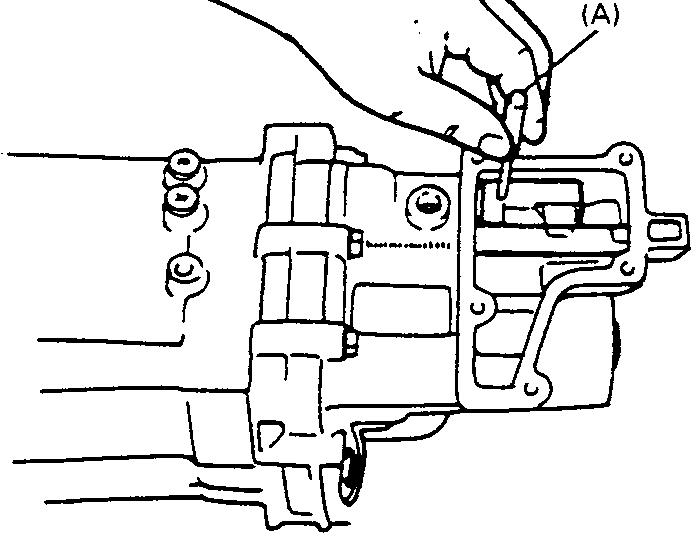 7D-4 VERTEILERGETRIEBE REPARATUR DER BAUGRUPPE ZERLEGEN ) Den 4WD-Schalter entfernen und die Stahlkugel herausnehmen.
