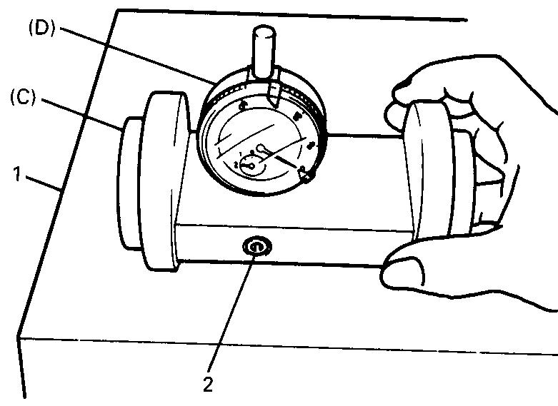 DIFFERENTIAL (VORDERACHSE) 7E- ANTRIEBSKEGELRAD Damit Tellerrad und Antriebskegelrad korrekt kämmen, muß das Antriebskegelrad vorher ordnungsgemäß in den Differentialträger eingesetzt werden, indem