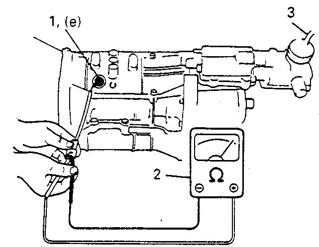SCHALTGETRIEBE (TYP ) 7A-7 5) Das Kupplungsgehäuse montieren und die Schrauben auf das vorgeschriebene Anzugsmoment anziehen.