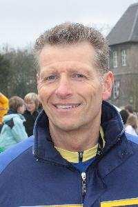 Mitgliederversammlung Marathon Dinslaken Michael Keuten wurde einstimmig bestätigt Erfolgreiche Bilanz der Ausdauerathleten Unser Vereinsvorsitzender Michael Keuten, hat in seinem