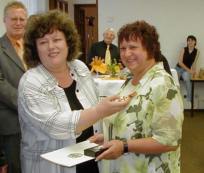 Verdienstorden der Bundesrepublik Deutschland 2003 für Ursula Bentz Ursula Bentz erhielt für ihre Jugendarbeit beim DRK aus der Hand von Ministerin Regina Görner (links) bei einer Feierstunde 2003 im