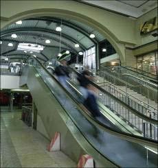 Stufenfreiheit: Stufenfreier Zugang vom öffentlichen Raum zum Bahnsteig mit Gehwegen bzw.