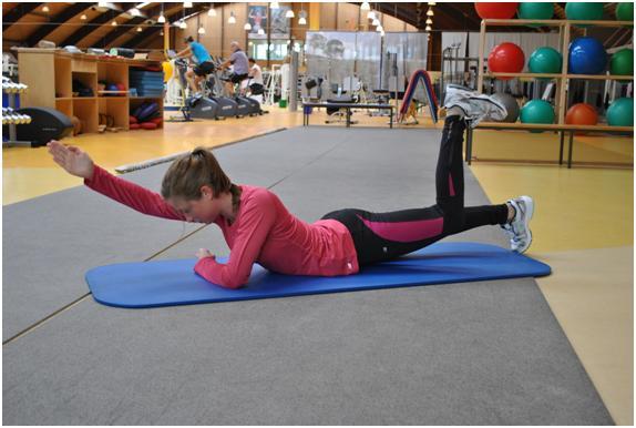 New Balance Krafttraining 12 Übungen für das Training abseits der Laufstrecke Übung 1: Rückenstrecker unterer Teil, großer Gesäßmuskel, Kapuzenmuskel unterer Anteil Lege Dich auf den Bauch, winkele