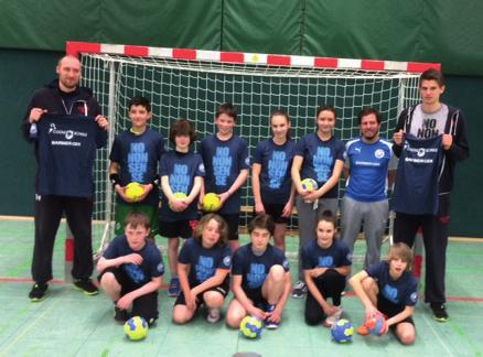 62 LG sportlich Trainieren wie die Profis Im Rahmen des Projektes Coole Schule kooperiert die Handball AG des Leibniz Gymnasiums Remscheid, als einzige Remscheider Schule, seit dem Schuljahr