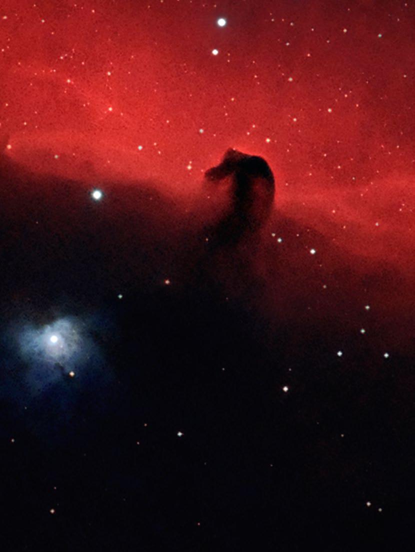 DER PFERDEKOPFNEBEL Etwa 1500 Lichtjahre von uns entfernt steigt aus einem Nebel im Sternbild Orion eine riesige Wolke aus Staub und Gas auf: der berühmte Pferdekopfnebel.