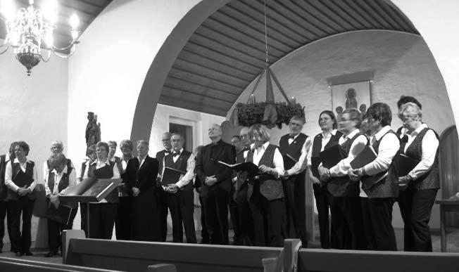 Festliches Konzert Bei frostig kaltem Wetter begrüßte warmes Fackelleuchten die Besucher des Weihnachtskonzertes, zu dem der Gemischte Chor Idstedt in die Idstedter Kirche eingeladen hatte.