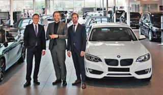 ) Erika Beck und Gerhard Schwarz (Experten für histo rische BMW Fahr zeuge), Dennis Christiansen (Classic Spezialist), Thomas Bauer (Leiter After sales, BMW Nieder lassungsverbund Südwest), Georg