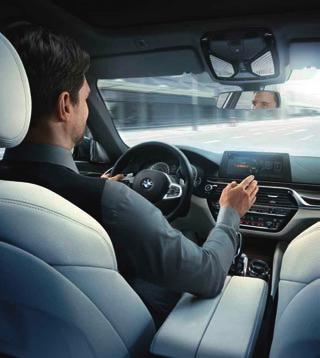 Unter anderem lässt sich das BMW idrive System der nächsten Generation je nach vorhandener Ausstattung über den Control ler, Gesten, Sprache oder durch direktes Berühren des hoch aufl ösenden,