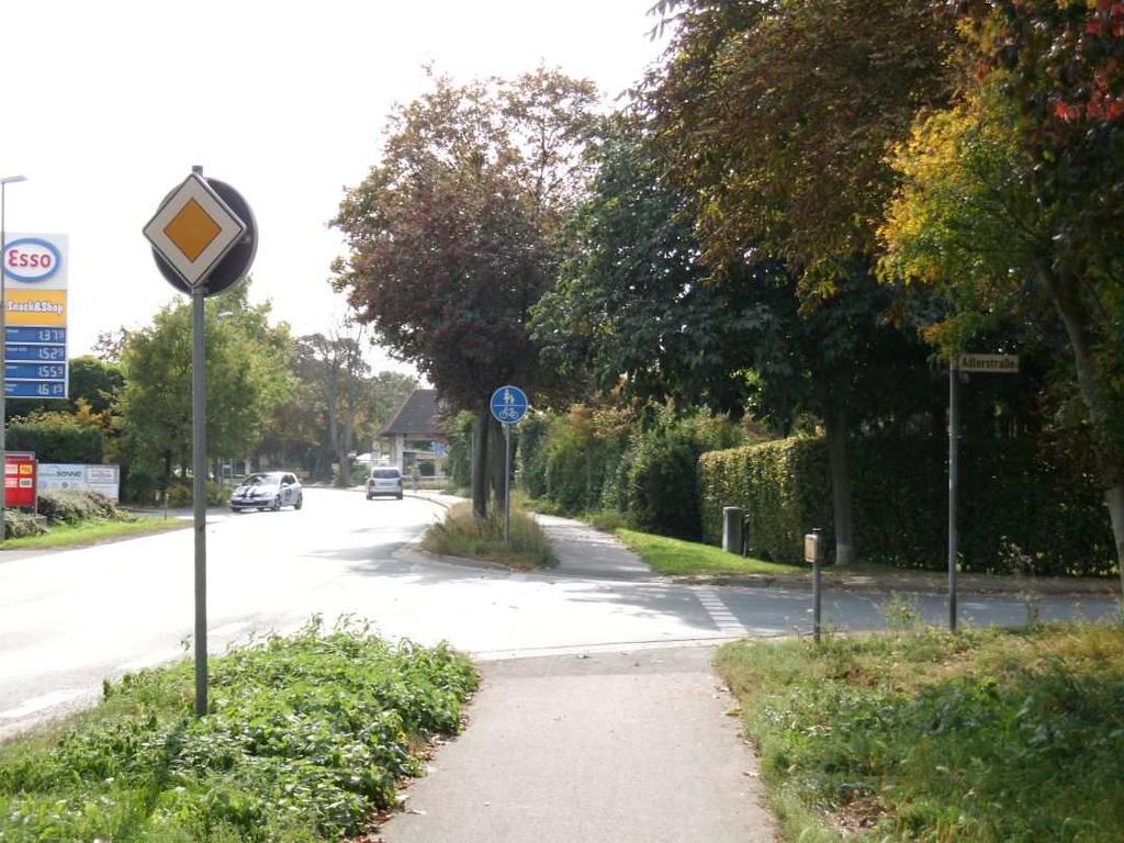 Von rechts kommt die Adlerstraße.