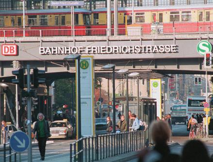 2 In der Stadt. Was kennen Sie? Notieren Sie mindestens acht Wörter mit Artikel. das Taxi einhundertsieben 107 3 Im Verlagshaus.