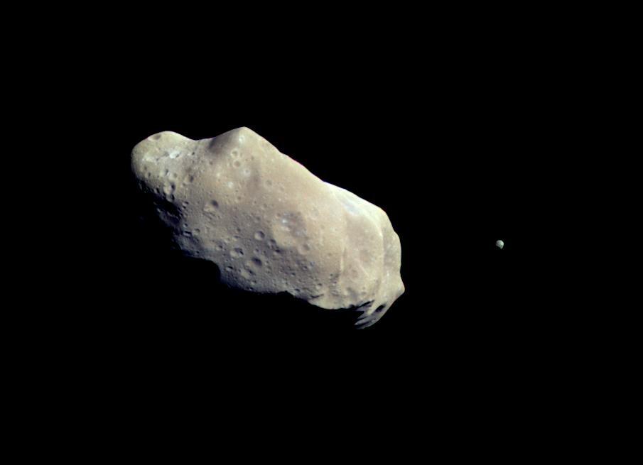 Ida mit Mond Dactyl (aufgenommen 1993 von der Raumsonde Galileo)