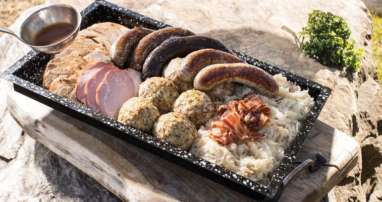 Schlachtplatte Unsere Schlachtplatte eignet sich besonders zum gemeinsamen Speisen. Die Schlachtplatte wird mit Schweinsbraten, Geselchtem, Brein- Blutund Bratwurst, Sauerkraut und Knödel serviert.