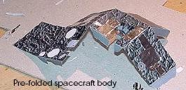 Beginne mit dem Ausschneiden des Raumflugkörpers, achte dabei besonders auf die Stellen C1-C4. Dort werden später die Instrumente befestigt. Die grauen Laschen dürfen nicht abgeschnitten werden!