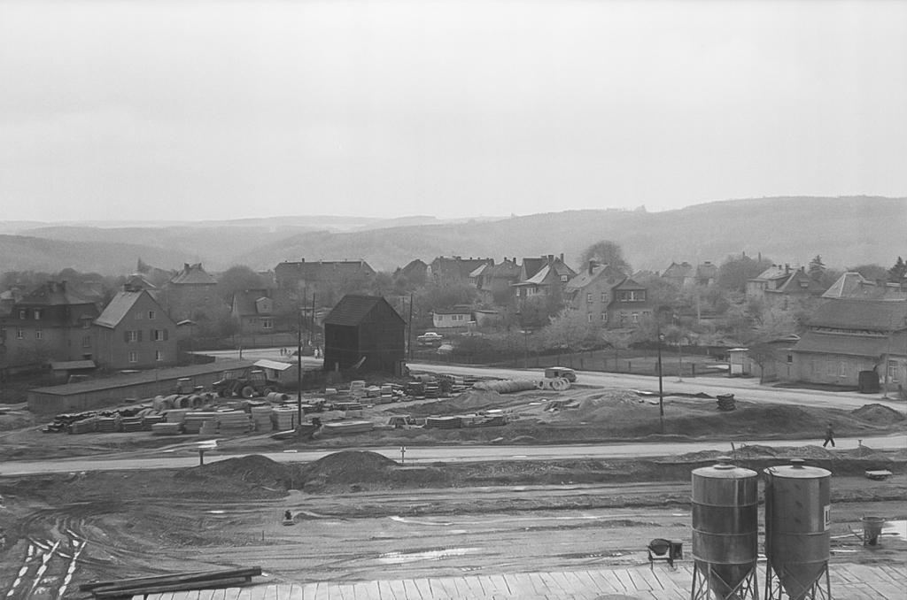 Bild 066 Blick auf den alten Reißberg Dieser Blick auf den alten Reißberg bot sich vom obersten Stock des im Rohbau befindlichen Wohnblocks Heinrich-Mann-Ring 4.