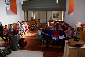 Gemeindeleben Grundschulkinder in der Gau-Köngernheimer Kirche Die Gau-Köngernheimer Kirche war für viele Kinder unserer Gemeinde nicht nur eine Besichtigung wert.